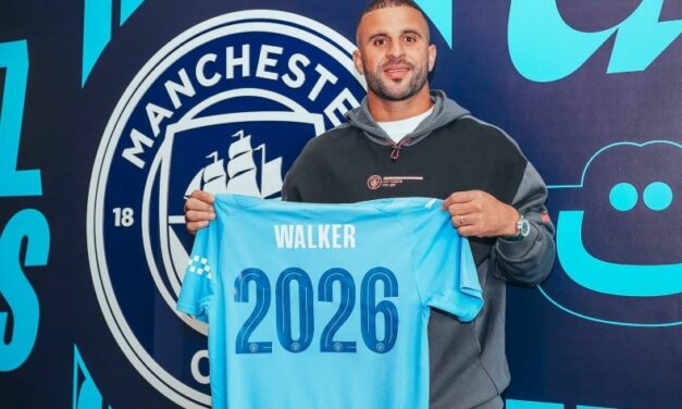 Walker extends contract with Man City